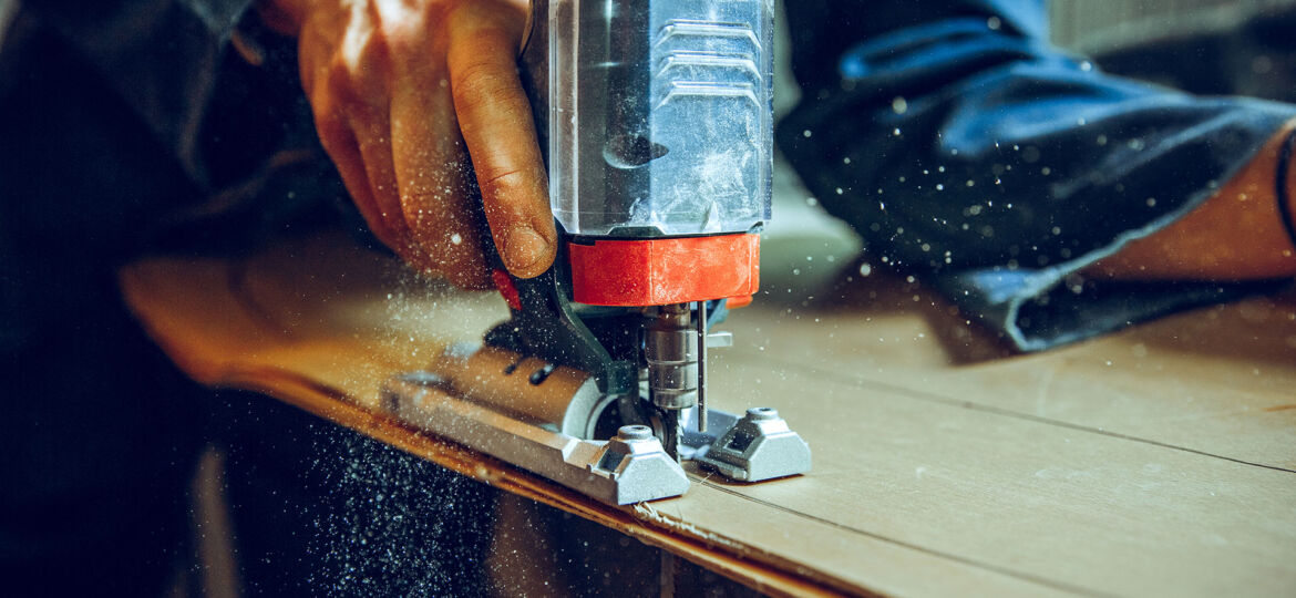 carpenter-using-circular-saw-cutting-wooden-boards-construction-details-male-worker-handy-man-with-power-tools_2